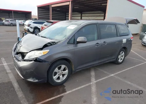2013 Toyota Sienna L V6 7 Passenger z USA, uszkodzony, nr VIN 5TDZK3DC0DS298012
